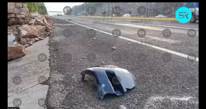 **Desgaje de cerro provoca caída de piedras en Periférico Ecológico de Puebla**