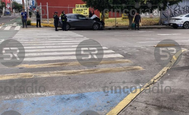 Accidente vial en Puebla: conductor pierde el control en la intersección