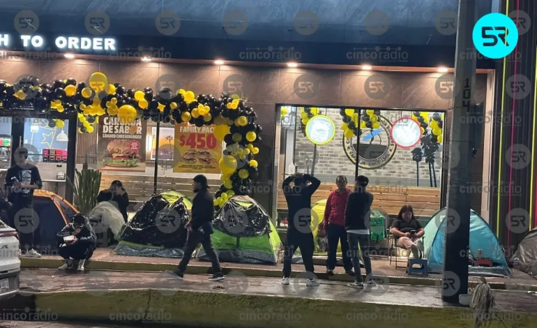 Largas filas y campamentos por la apertura de Carl’s Jr. en Tehuacán