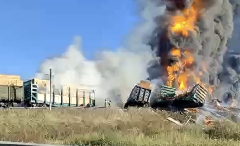 Descarrilamiento de tren de carga provoca incendio en Smolensk, Rusia
