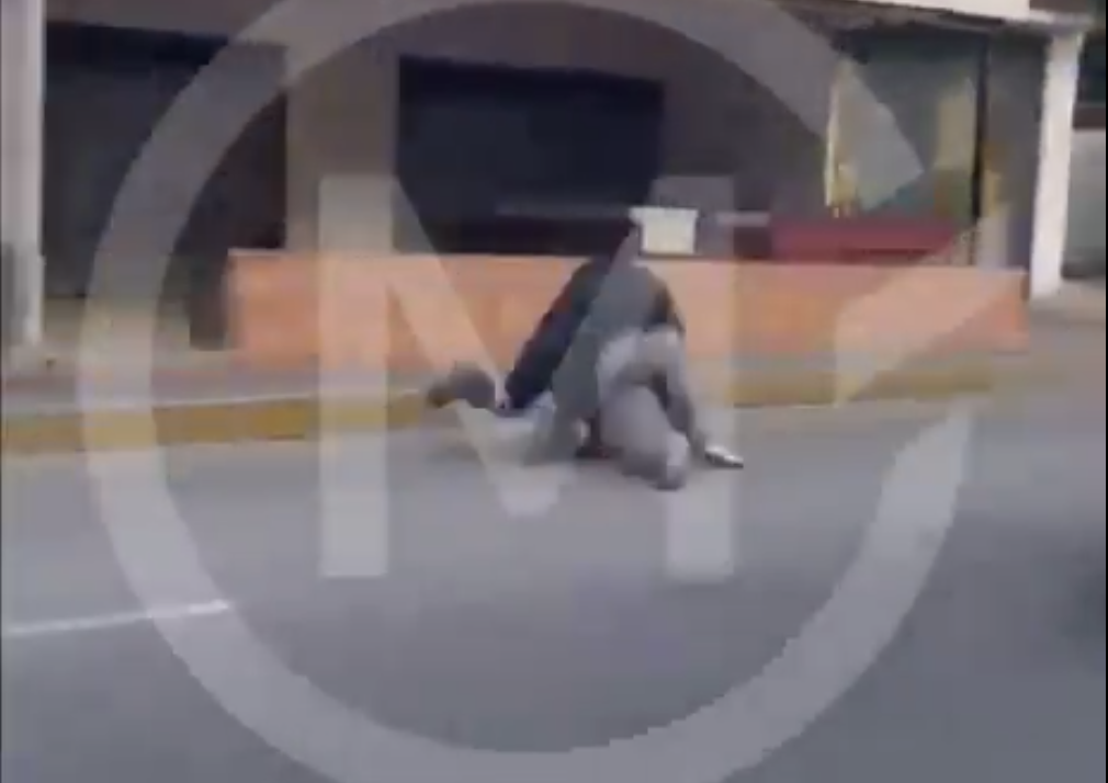 Choque y pelea entre conductores genera caos vial en Calzada Zavaleta la mañana de este martes