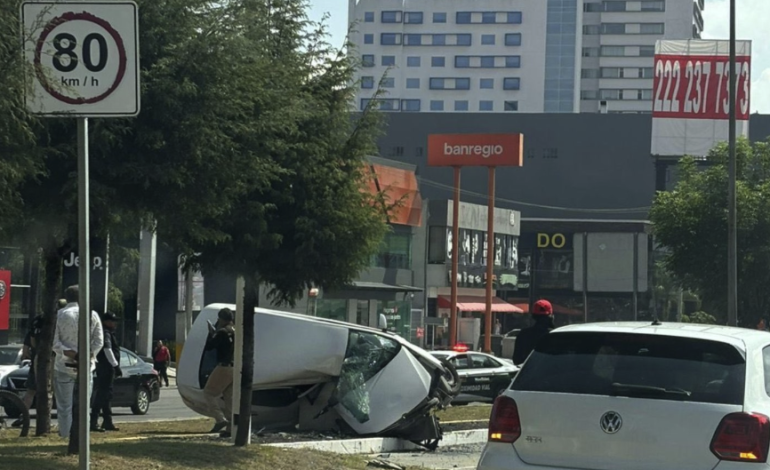 Choque y volcadura en la Vía Atlixcáyotl deja un muerto este domingo