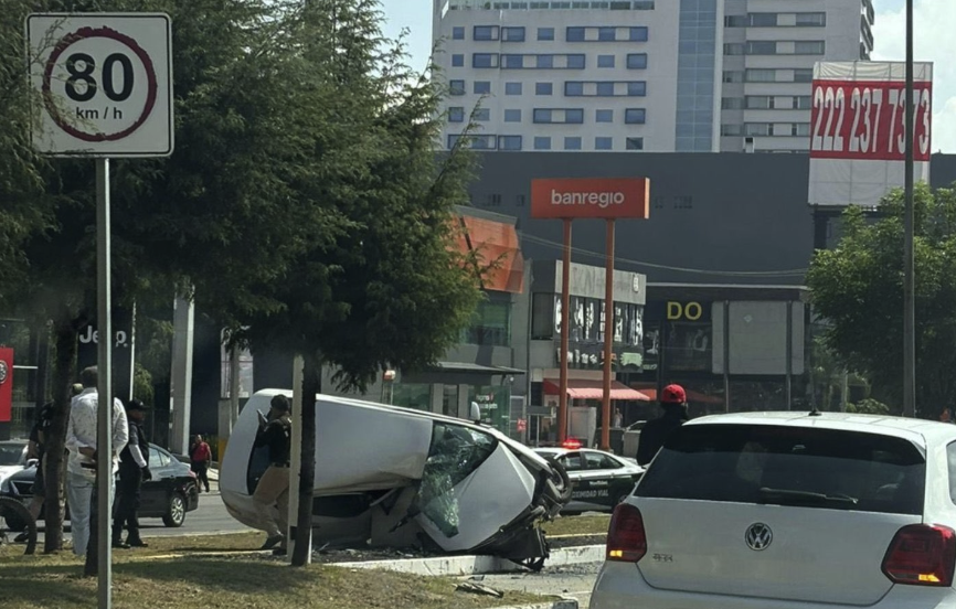 Choque y volcadura en la Vía Atlixcáyotl deja un muerto este domingo