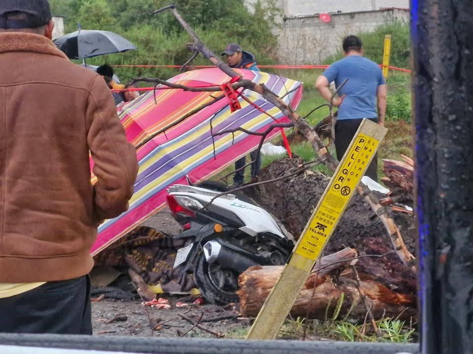 Accidente en San Martín Texmelucan: rama de árbol cae sobre motocicleta y muere menor de edad
