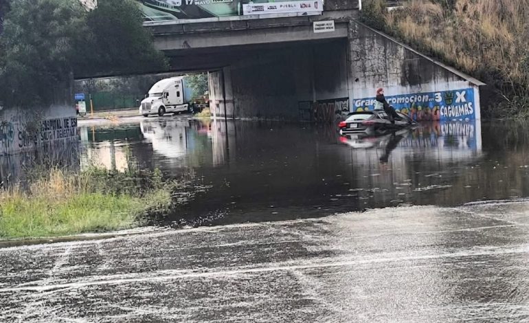 Fuerte lluvia provoca inundaciones y daños en Puebla; expertos sugieren repensar el transporte urbano