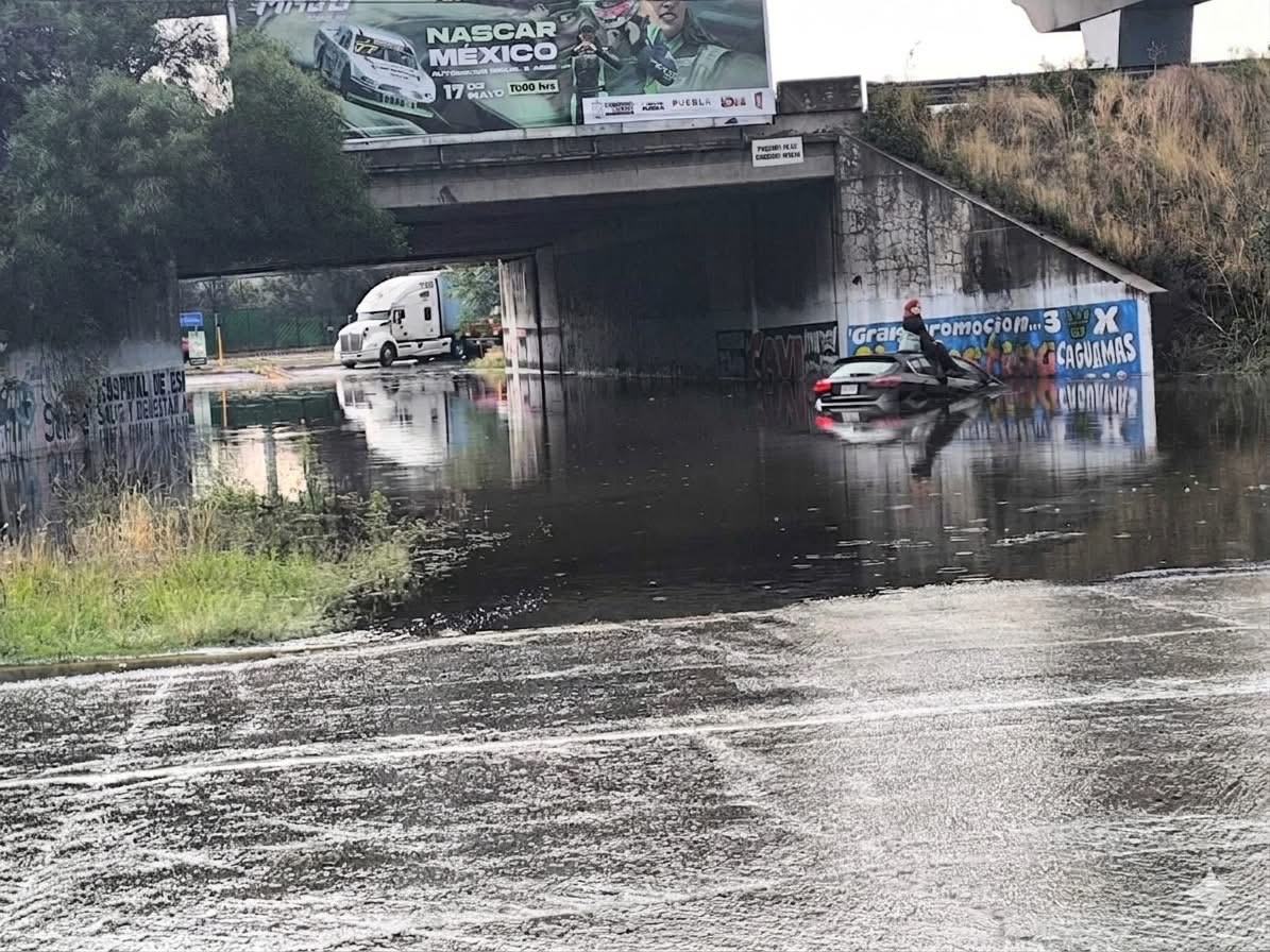 Fuerte lluvia provoca inundaciones y daños en Puebla; expertos sugieren repensar el transporte urbano
