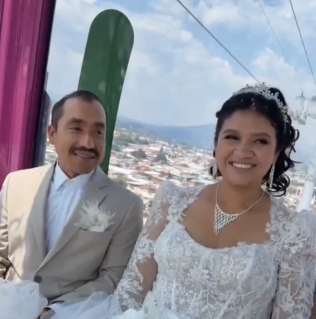 Boda en las alturas: pareja se casa en el teleférico de Uruapan