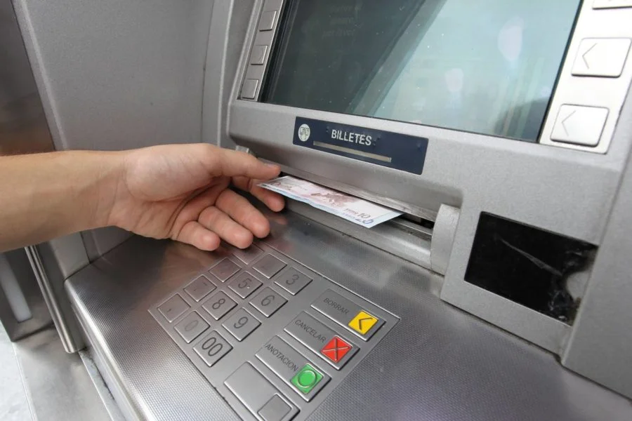 Robo sin violencia en cajeros automáticos: así operan los delincuentes en plazas comerciales