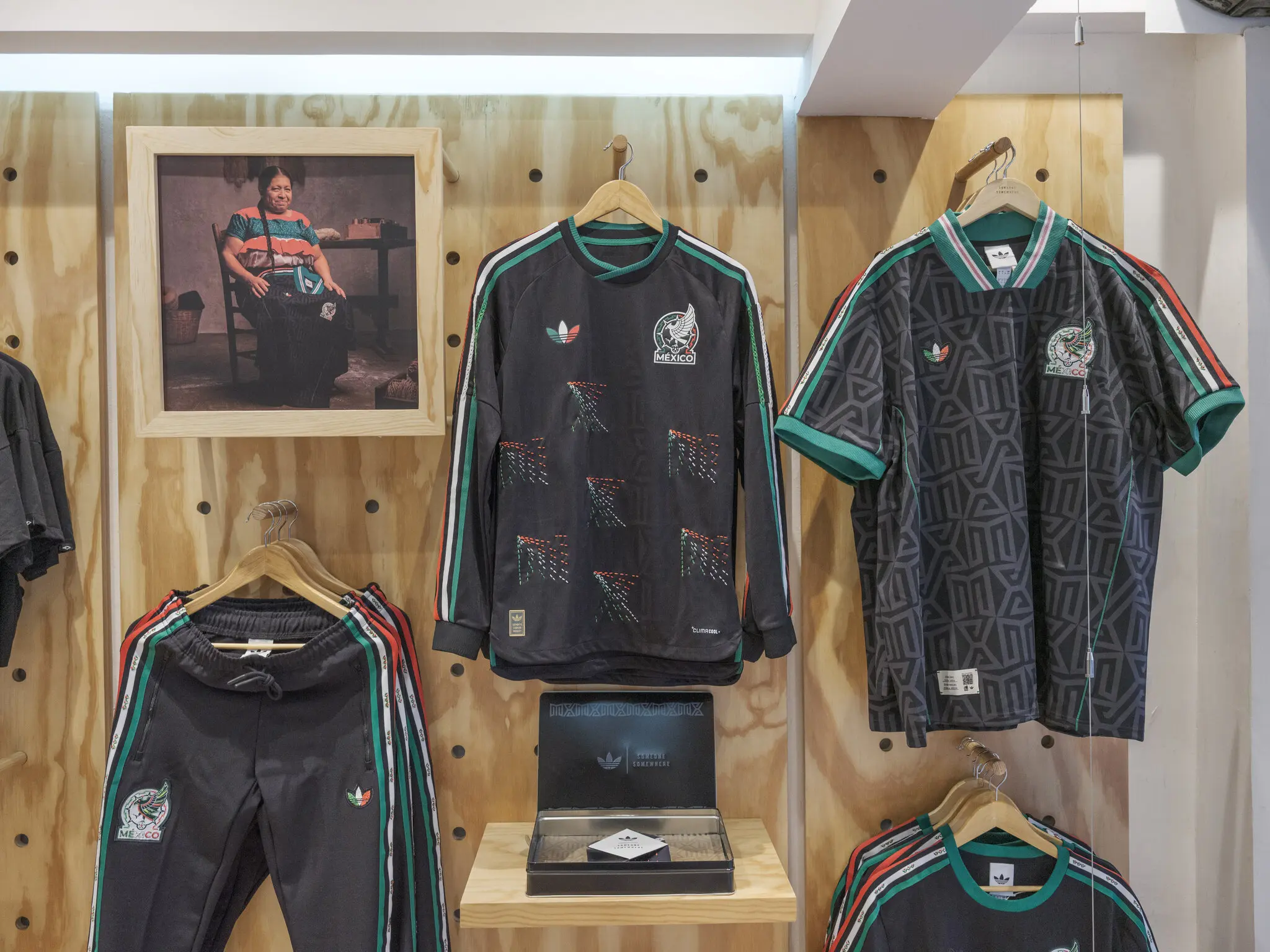 La verdad detrás de las camisetas bordadas por artesanas nahuas para el Mundial de México