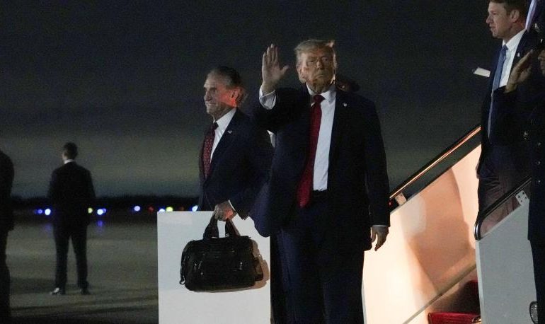 Trump anuncia represalias tras derribo de helicóptero Apache en el estrecho de Ormuz