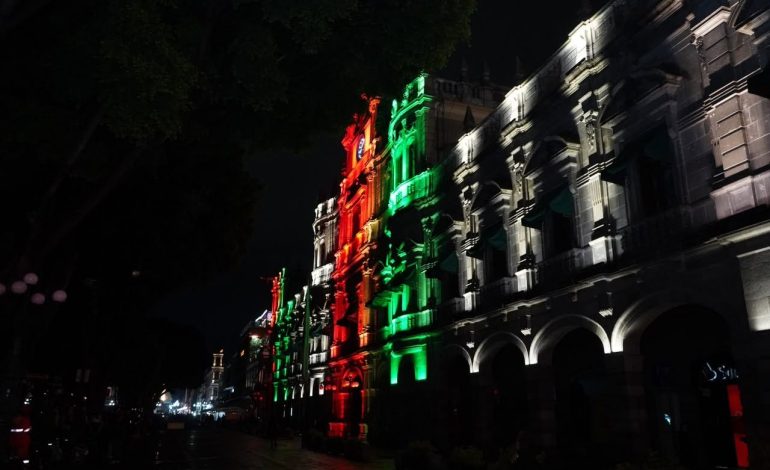 Palacio Municipal de Puebla estrena sistema de iluminación arquitectónica