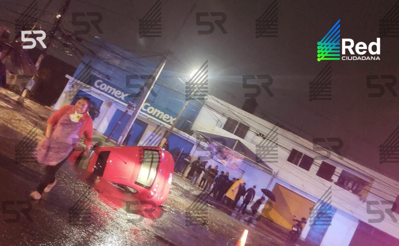Socavón en La María provoca caída de automóvil; autoridades evalúan daños