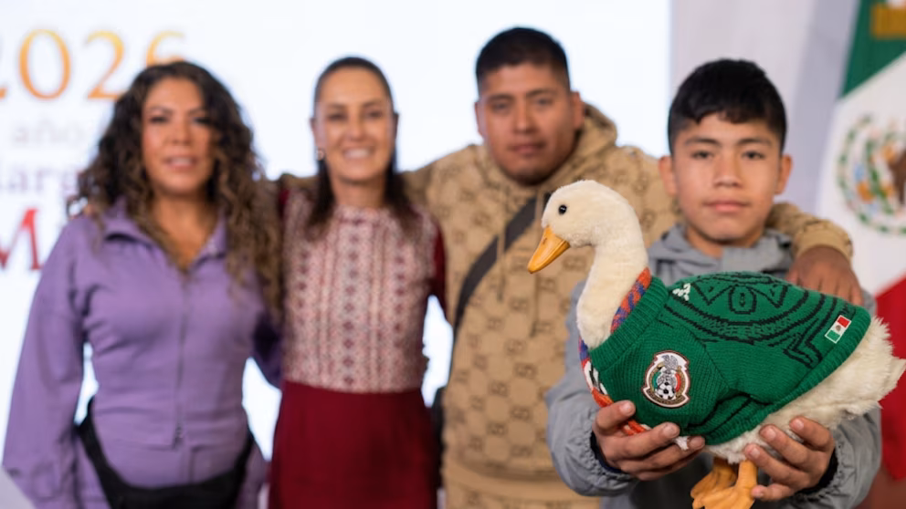 Merlín, la mascota viral del Mundial 2026, se reúne con Claudia Sheinbaum en Palacio Nacional