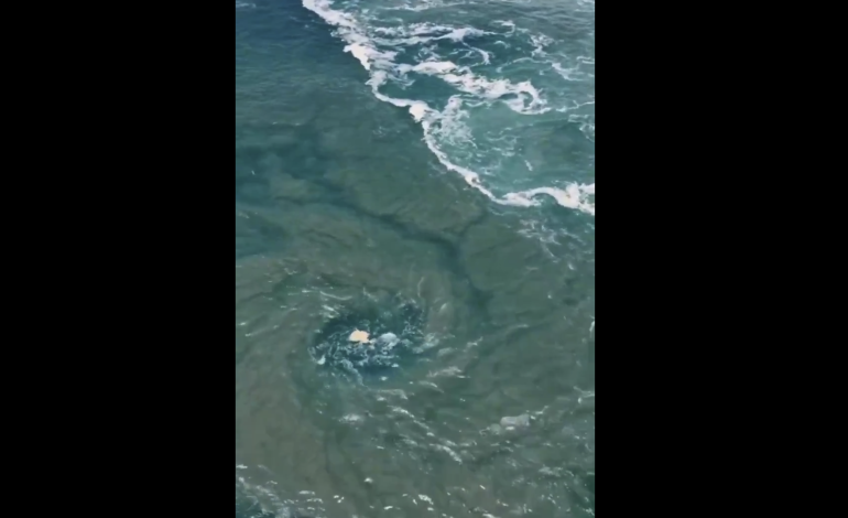 Impresionante vórtice hidrodinámico en la Bahía Principal de Puerto Escondido: llaman a respetar las banderas de advertencia