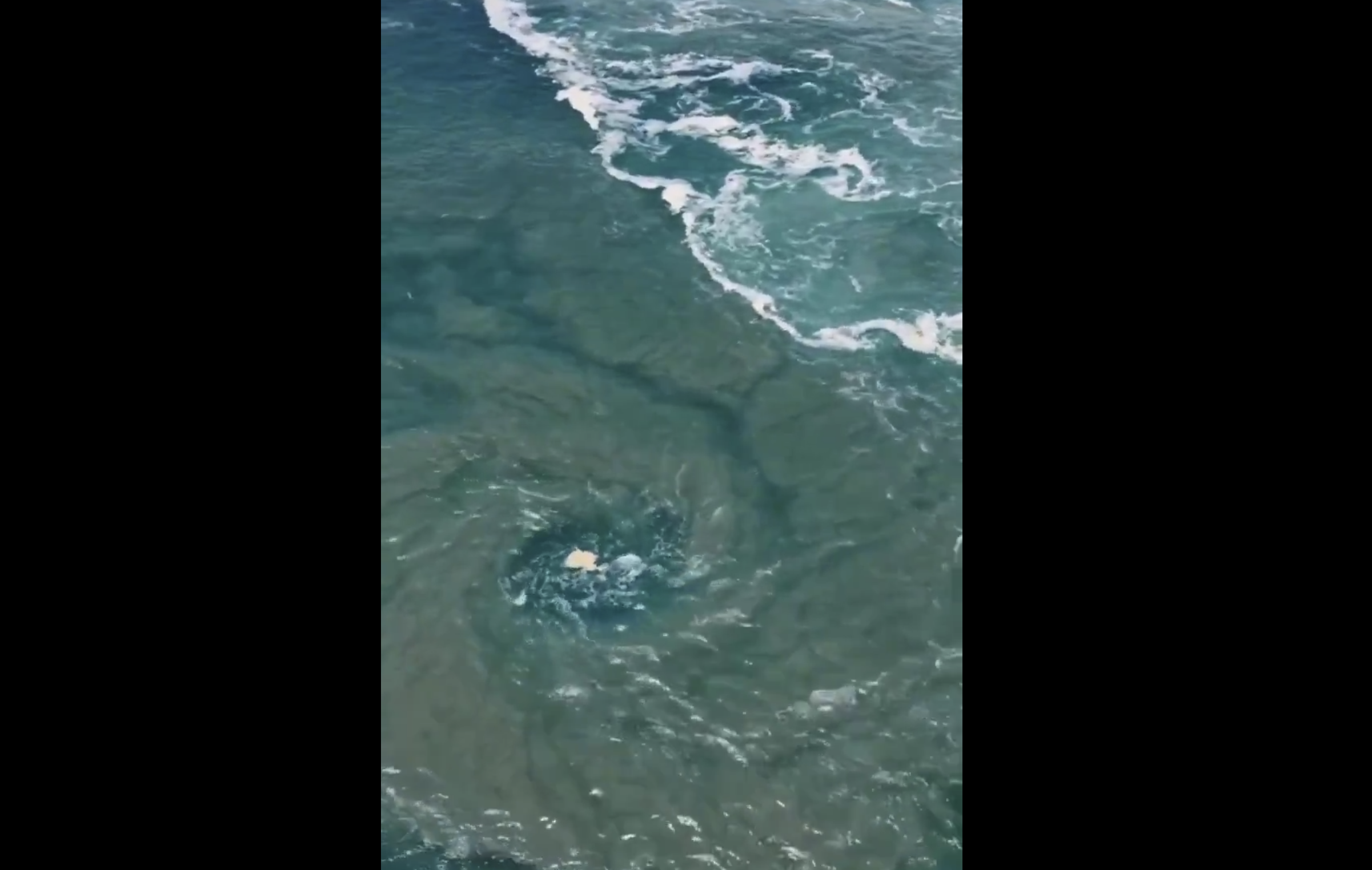 Impresionante vórtice hidrodinámico en la Bahía Principal de Puerto Escondido: llaman a respetar las banderas de advertencia