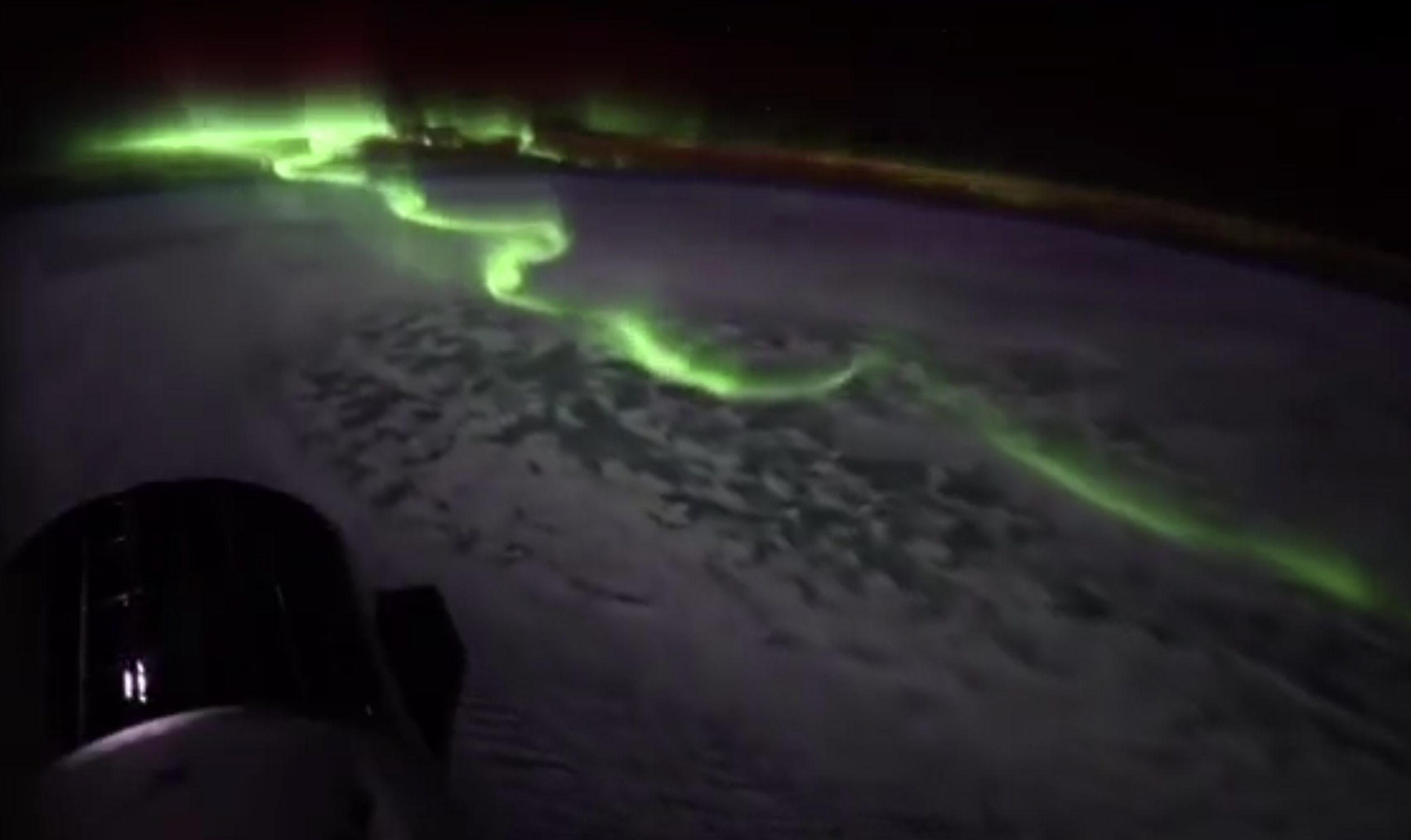 Aurora austral captada desde nave Dragon de SpaceX en órbita terrestre