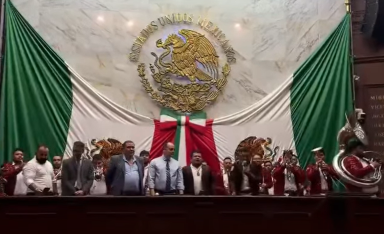 Diputado de PT interpreta narcocorrido en pleno del Congreso de Michoacán