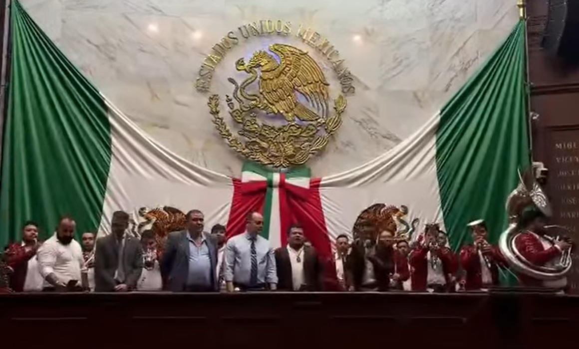 Diputado de PT interpreta narcocorrido en pleno del Congreso de Michoacán
