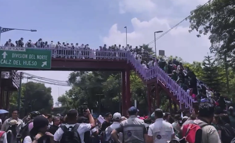 Madres buscadoras sortean cerco policial en Calzada de Tlalpan para llegar al Estadio Ciudad de México