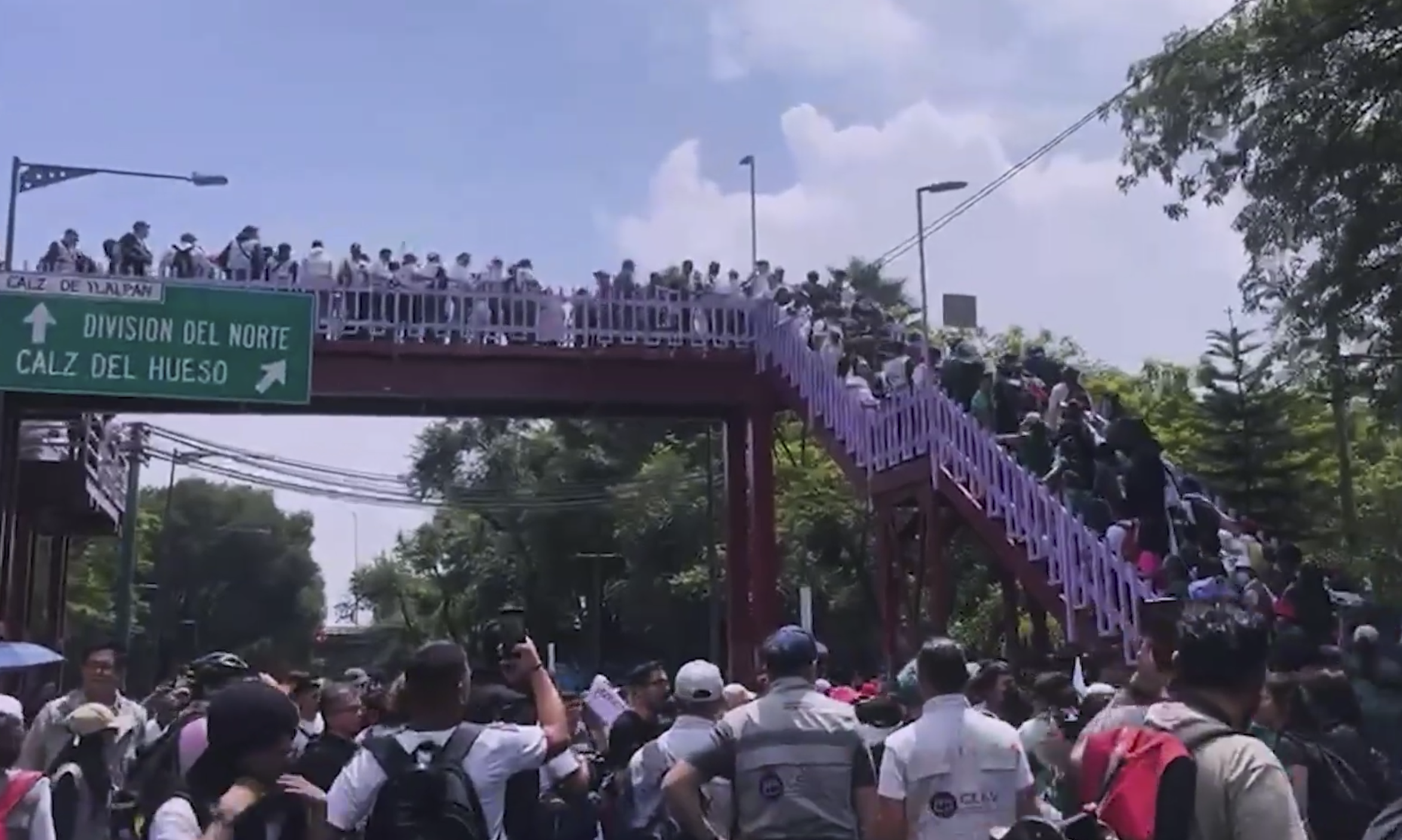 Madres buscadoras sortean cerco policial en Calzada de Tlalpan para llegar al Estadio Ciudad de México