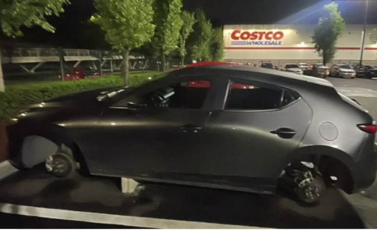 Roban las cuatro llantas a vehículo en estacionamiento de Costco Puebla
