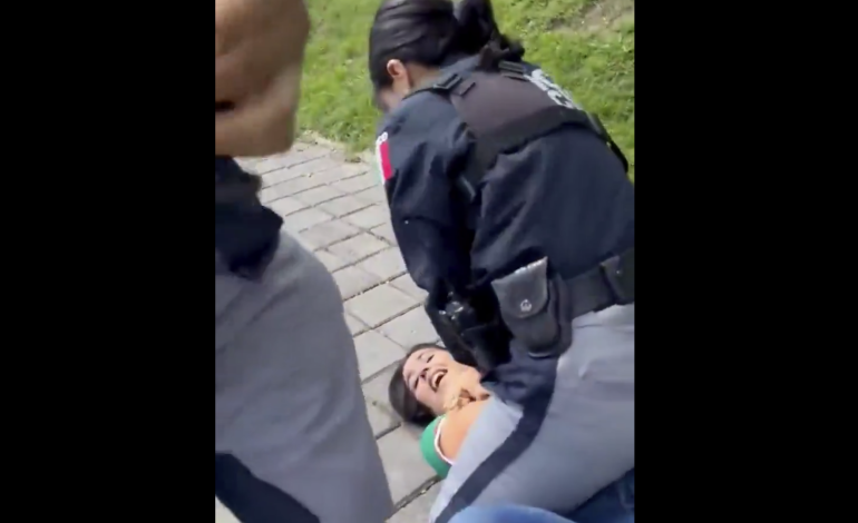 Policías de San Andrés Cholula someten con violencia a mujer frente a sus hijos en zona turística