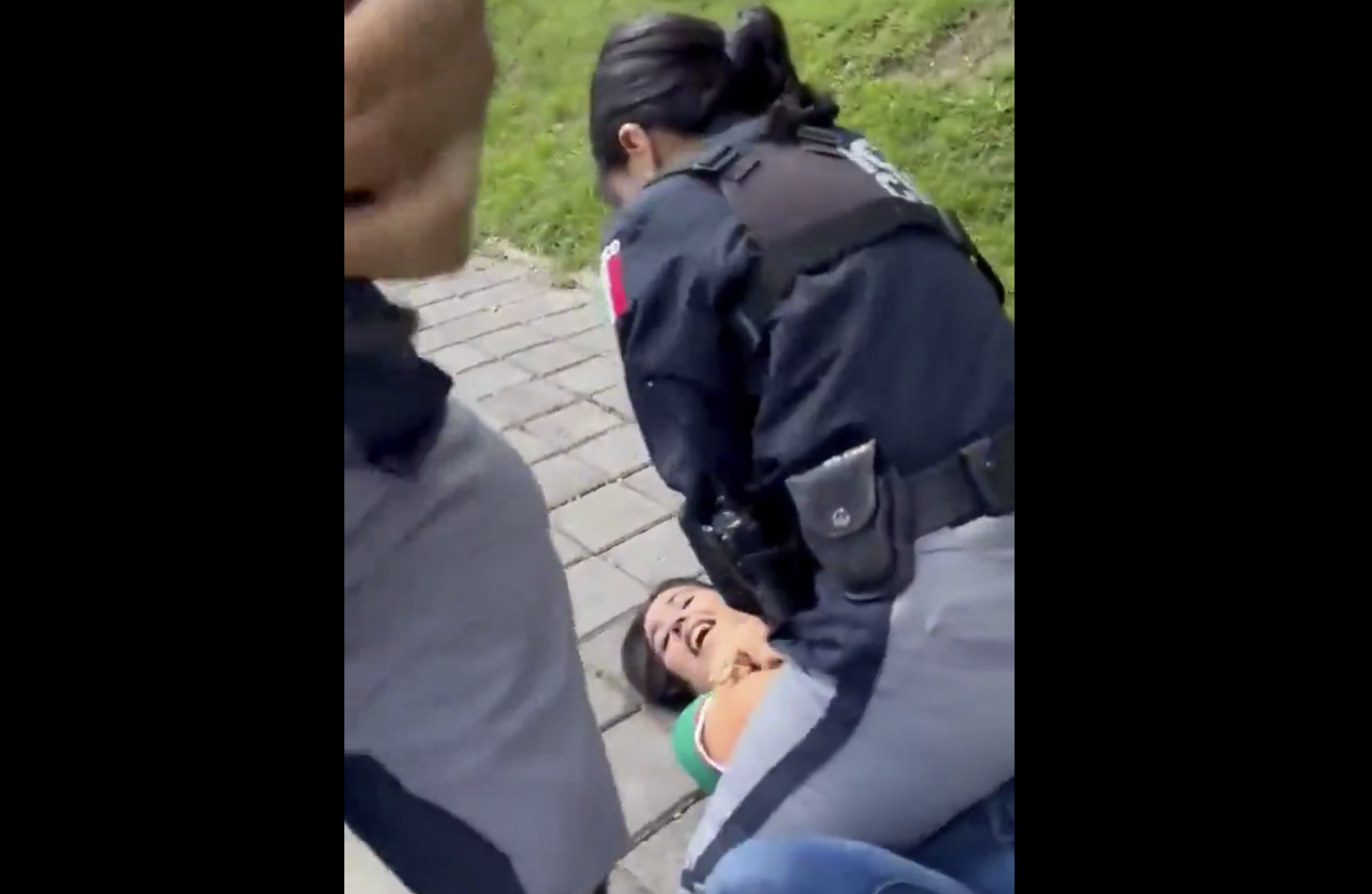 Policías de San Andrés Cholula someten con violencia a mujer frente a sus hijos en zona turística