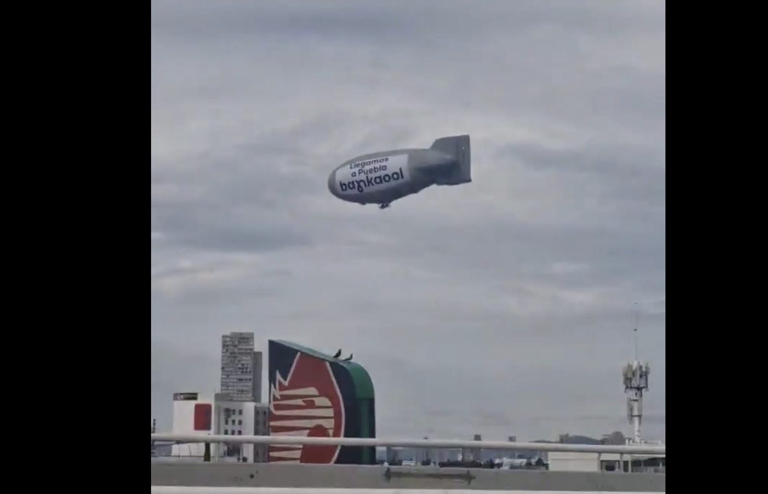 Zeppelín publicitario de Bankaool destaca en Puebla durante apertura de oficinas en Triángulo Las Ánimas