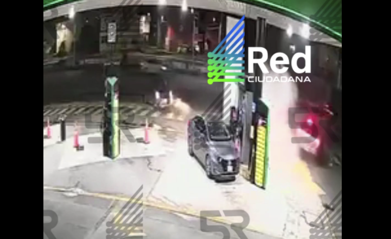 Choque y fuga en gasolinera del Periférico Ecológico de Puebla deja una persona prensada