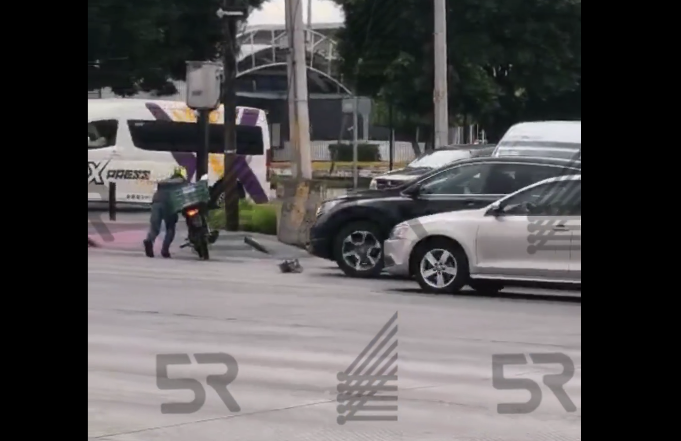 Choque y fuga de camioneta contra motociclista en bulevar Atlixco, Puebla