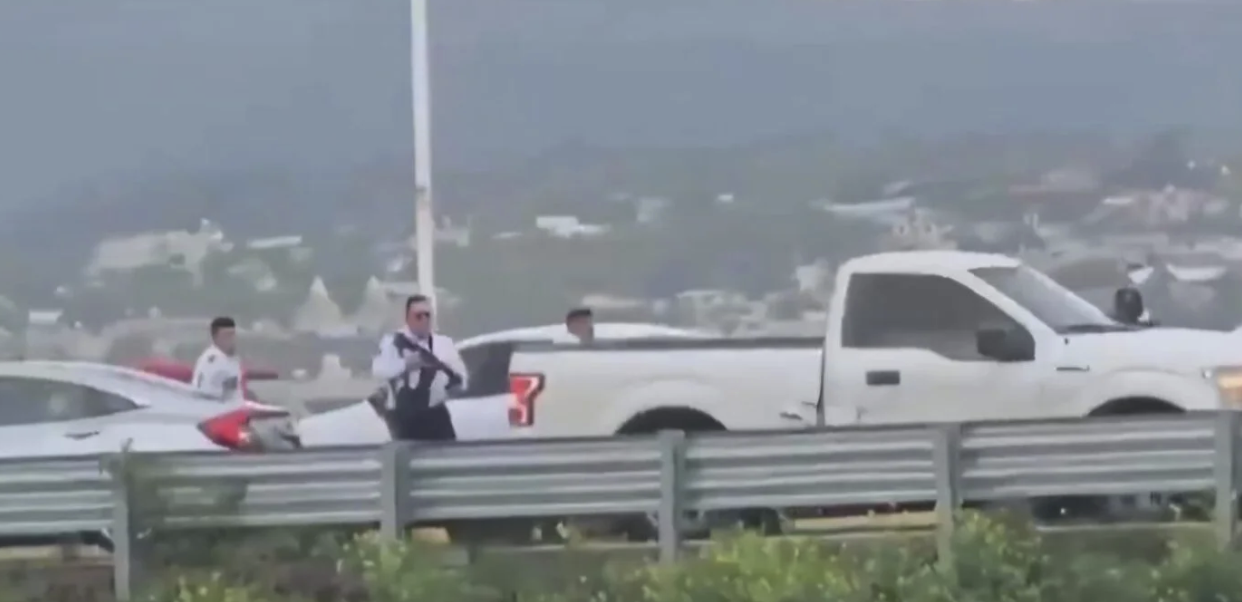 Balacera y persecución en sentido contrario en la autopista México-Pachuca