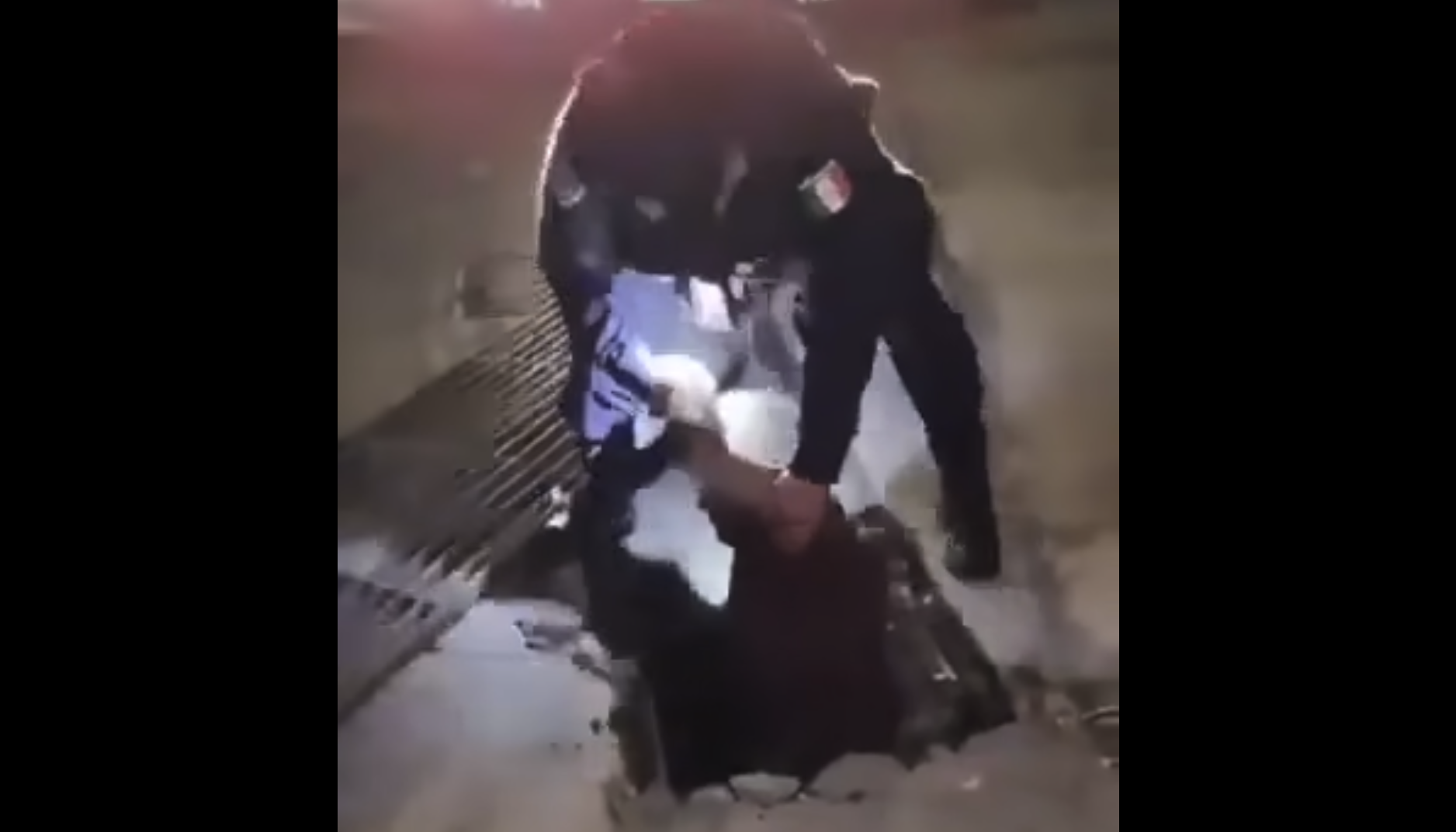 Hombre atrapado más de ocho horas en alcantarilla de Apodaca es rescatado sin lesiones graves