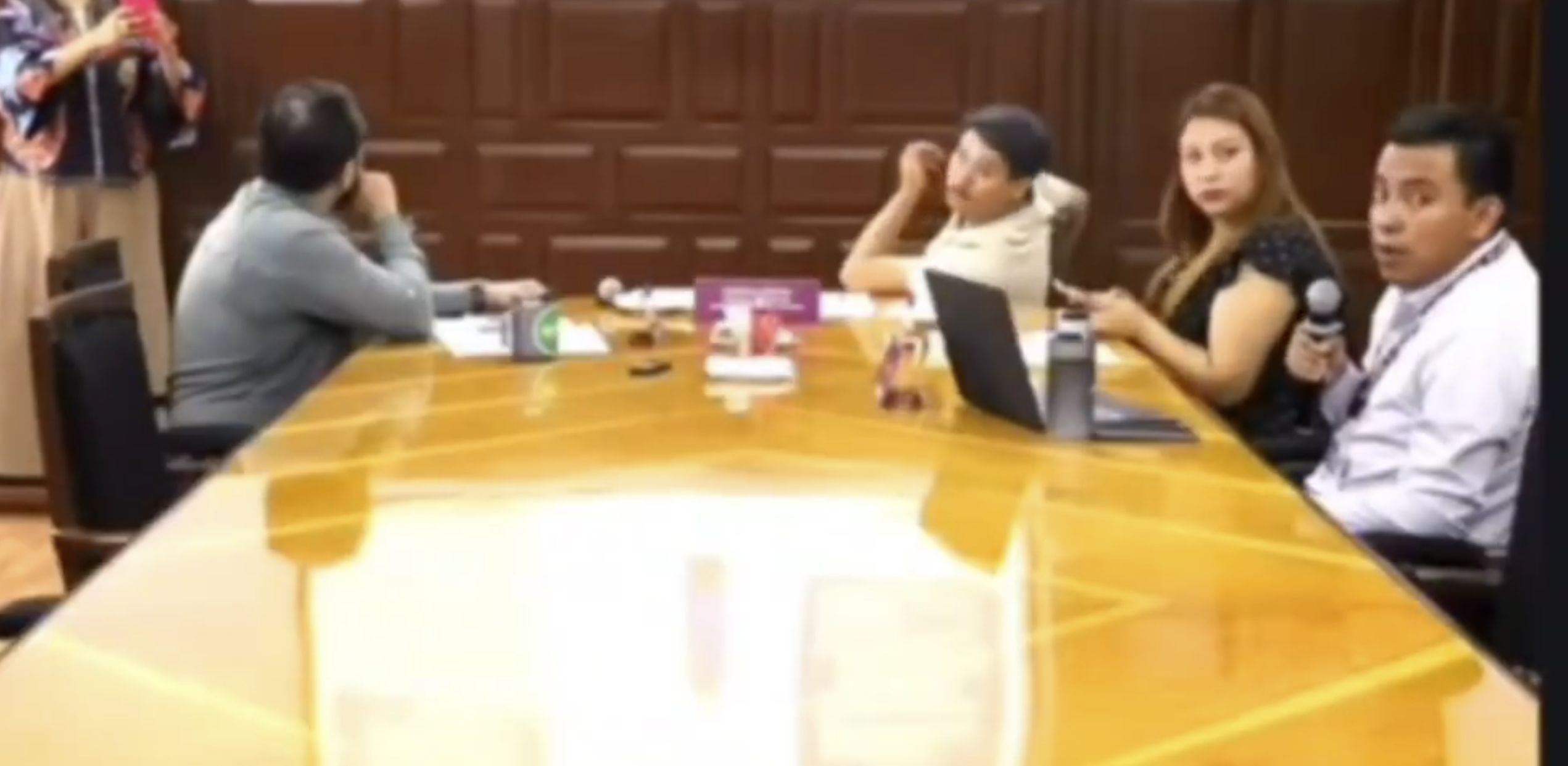 Regidor de Puebla interrumpe sesión con expresiones durante partido del Mundial 2026