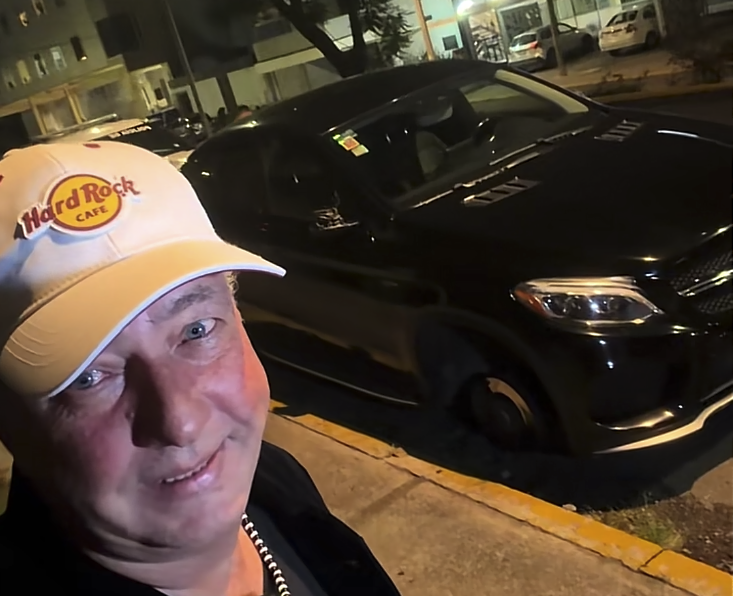 Influencer poblano denuncia robo de llantas y espejos de su camioneta en colonia La Paz
