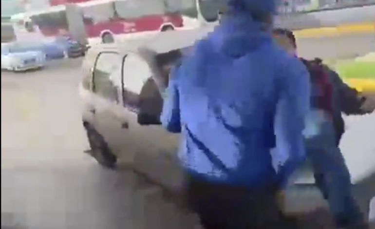 Nueva versión del altercado en gasolinera Mobil de Puebla involucra a fotógrafo agredido por despachador