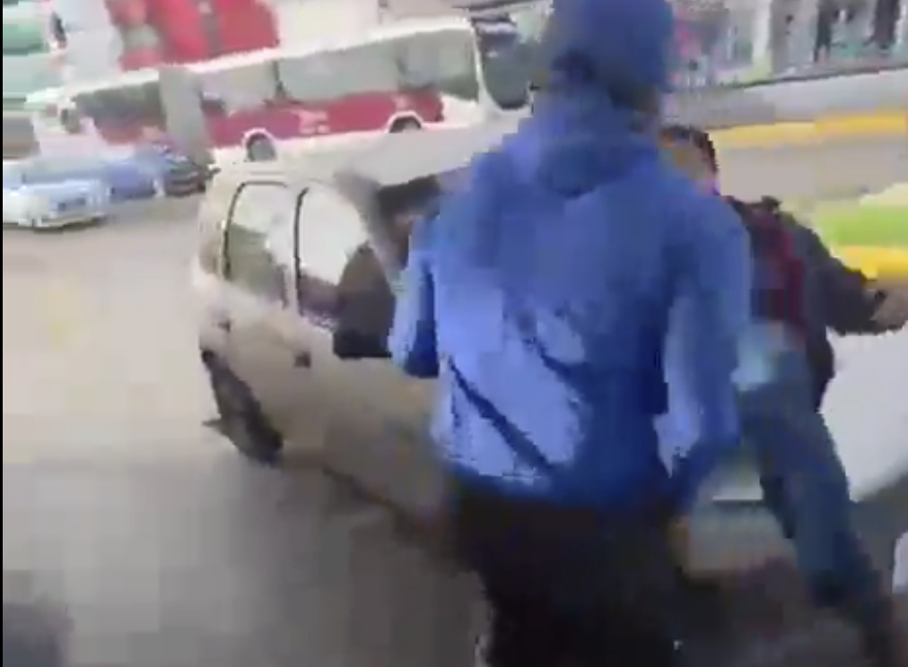 Nueva versión del altercado en gasolinera Mobil de Puebla involucra a fotógrafo agredido por despachador