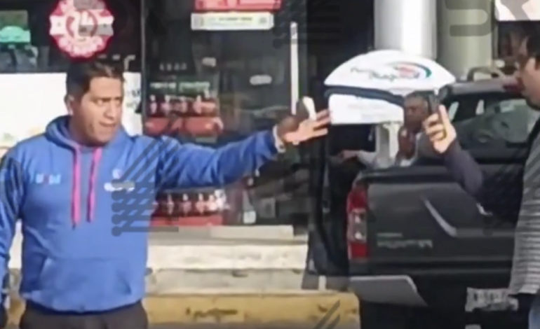 Cliente intenta pagar con billete falso y desata discusión en gasolinera de Puebla