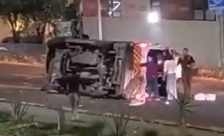 Ambulancia de Protección Civil de Puebla vuelca por exceso de velocidad en Bulevar Atlixco