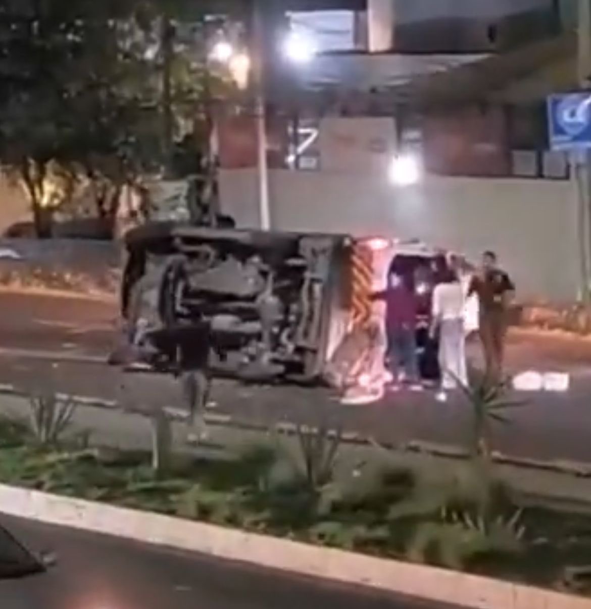 Ambulancia de Protección Civil de Puebla vuelca por exceso de velocidad en Bulevar Atlixco