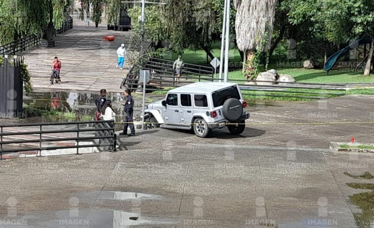 Camioneta invade zona peatonal en Ecoparque Metropolitano de Puebla