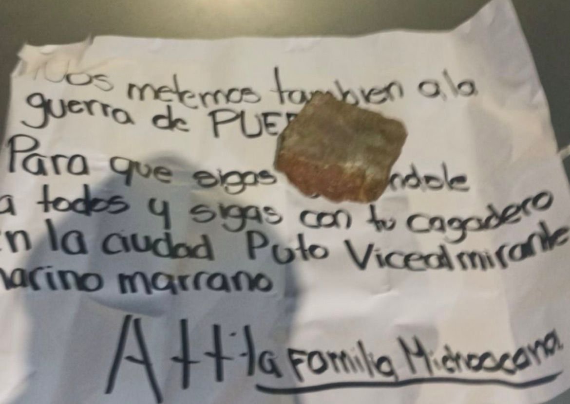 Narcomanta y vehículo incendiado en periférico de Puebla vinculan a La Familia Michoacana con violencia local