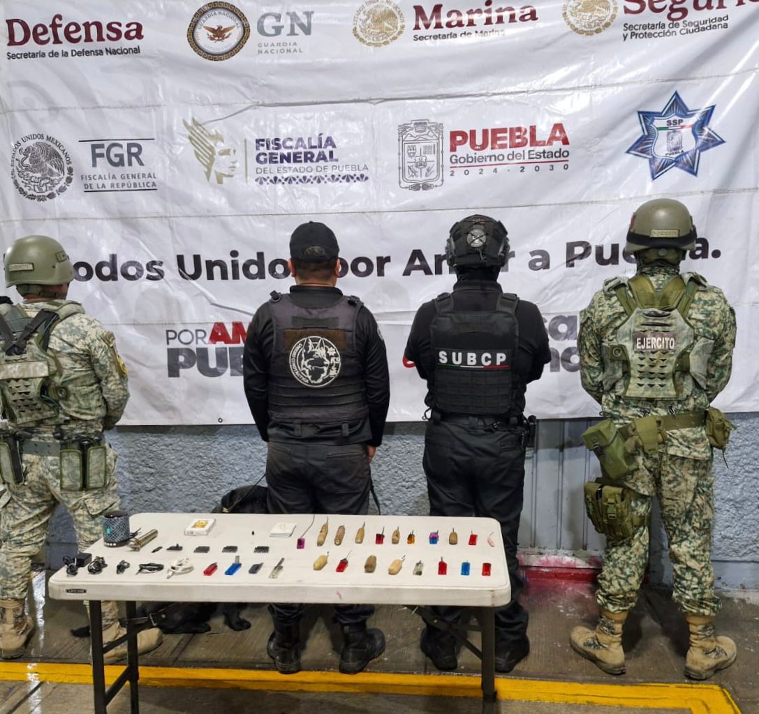 Decomisan armas y accesorios celulares en el penal de Cholula