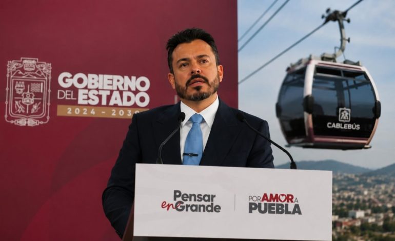 Activistas intentaron impedir el cablebús con siembra de árboles en predio sin vegetación significativa