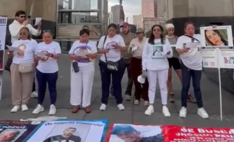 Madres buscadoras protestan en el Mundial con versión de Cielito lindo frente al Monumento a la Revolución