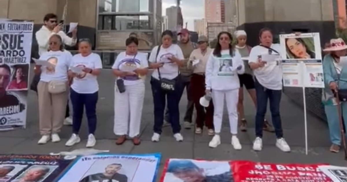 Madres buscadoras protestan en el Mundial con versión de Cielito lindo frente al Monumento a la Revolución