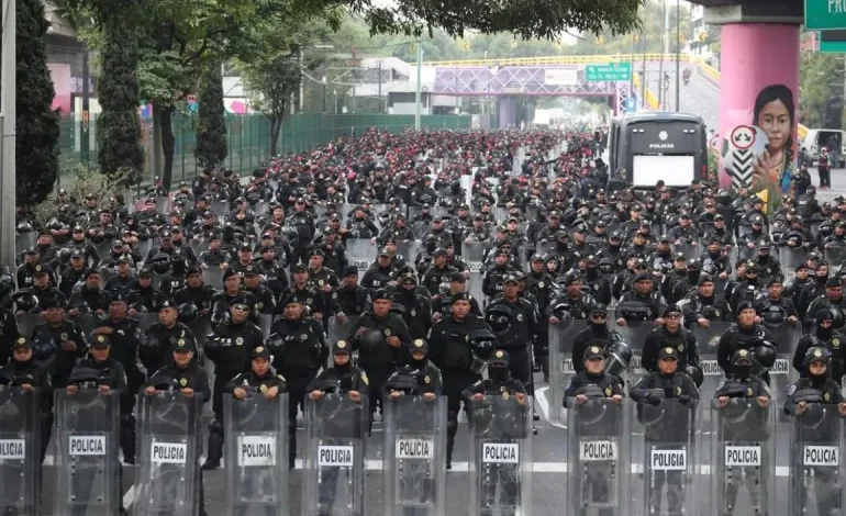 CNTE detiene su marcha hacia el Estadio Ciudad de México tras bloqueo policial