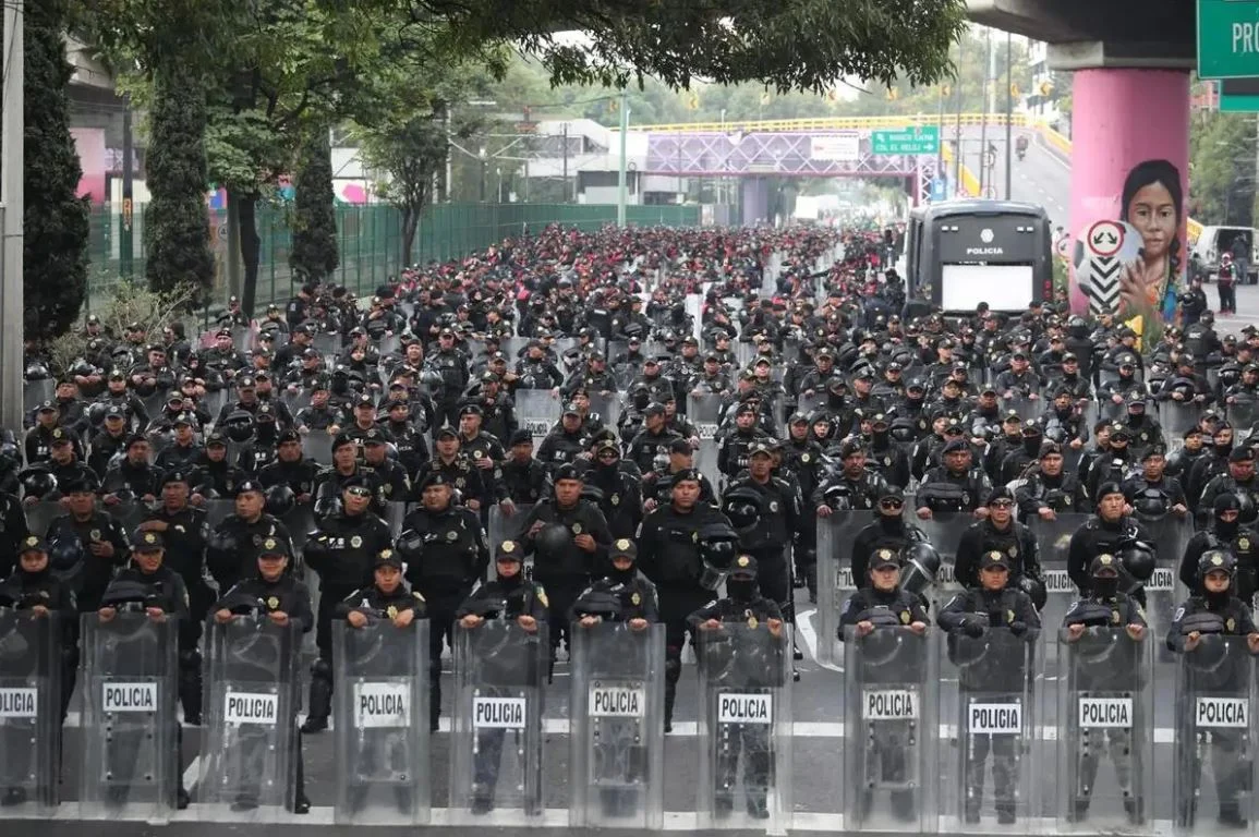 CNTE detiene su marcha hacia el Estadio Ciudad de México tras bloqueo policial