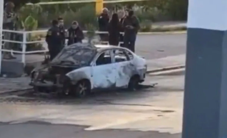 Dos cuerpos calcinados son hallados en auto incendiado sobre el Periférico Ecológico de Puebla