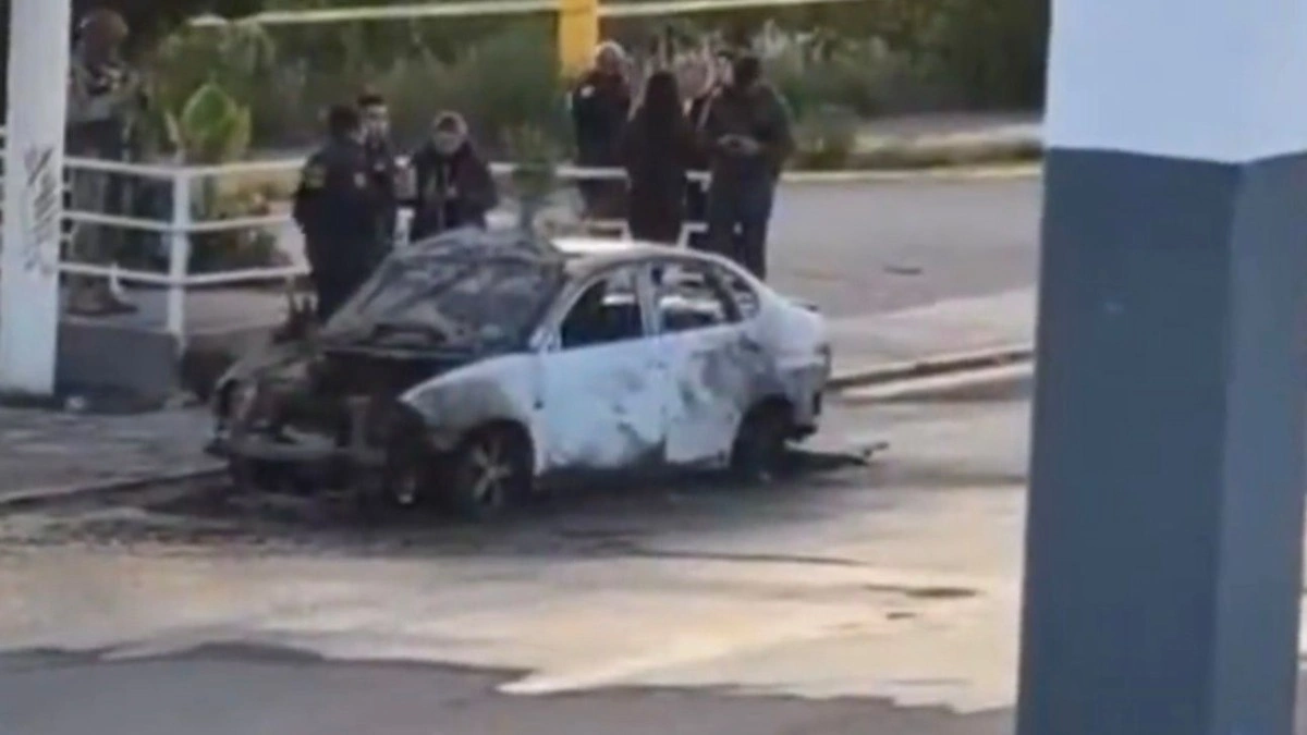 Dos cuerpos calcinados son hallados en auto incendiado sobre el Periférico Ecológico de Puebla