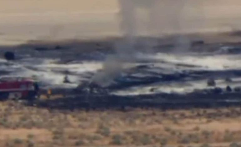 Avión militar B-52 se estrella tras despegar en base aérea de California